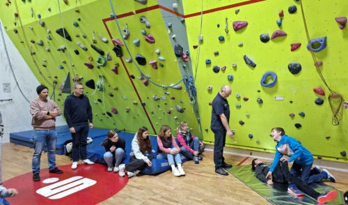 Artikelbild zu Artikel Erste-Hilfe-Kurs in der Kletterhalle